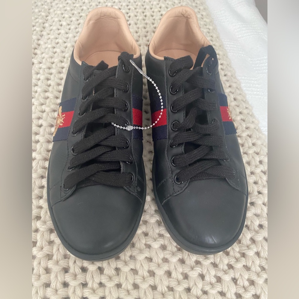 Sneakers usado 2 veces. Están perfectos 
El size es 5.5 . Unisex